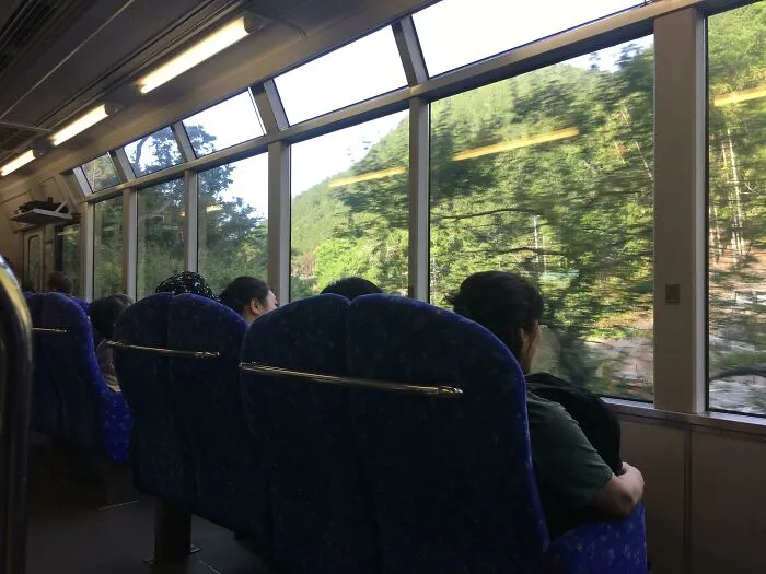 Asientos de trenes mirando hacia la ventana para ver el paisaje, Japón