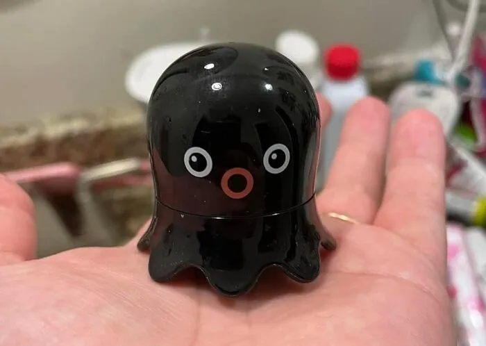 This Skin Care Superhero Sucks Out The Gunk Like An Undersea Vacuum. Who Knew A  <a Style="Display:inline;" Href="Https://Www.amazon.com/Dp/B075gwqmp6?&linkcode=ll1&tag=bpbutterfly-20&linkid=a8082eb4d996065a433d02f5fe81c44e&language=en_us&ref_=as_li_ss_tl" Target="_blank"><span Style="Font:inherit;color:#d74b1f;"> Scrub Stick </Span> Could Tackle Sebum Like A Squeegee On Your T-Zone? Sea Ya Later, Imperfections!