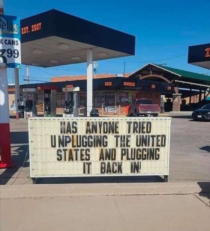 50 Times Signs Had No Right To Be This Funny, As Shared In This Facebook Group