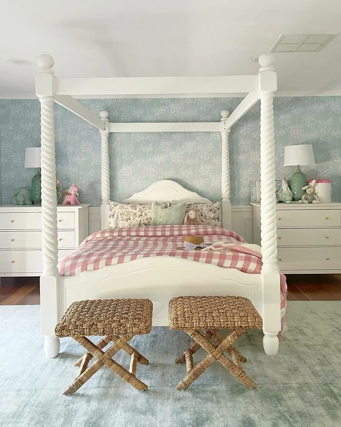 A Light Gingham Pattern Blanket Will Brighten Up Your Kid’s Bedroom
