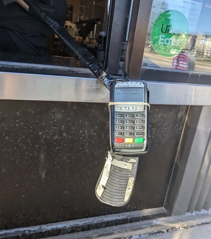 Autoservicio en Canadá con datáfono enganchado a un palo de hockey