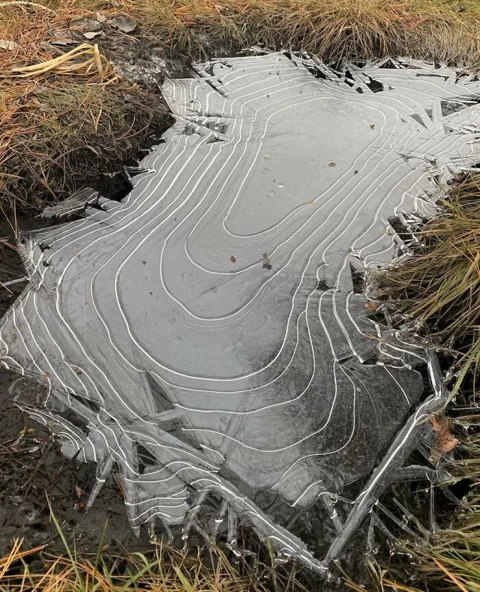 Charco helado que parece un mapa topográfico