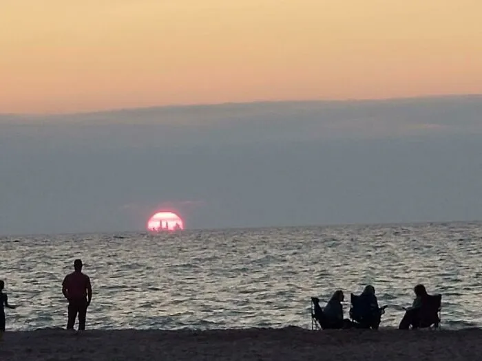 El horizonte de Chicago visto a más de 80 kms de distancia, al atardecer en las dunas de Indiana