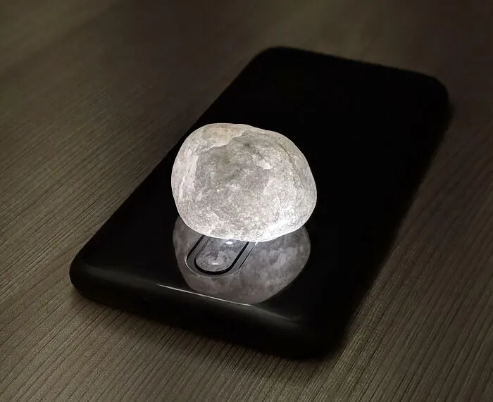 La linterna a través de esta roca hace que parezca la luna