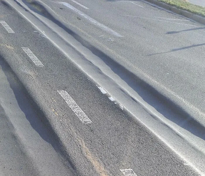 Carretera desgastada tras parar los autobuses ahí cada 1-4 minutos
