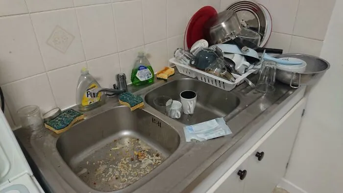My Boyfriend : *Does The Dishes* The Sink :