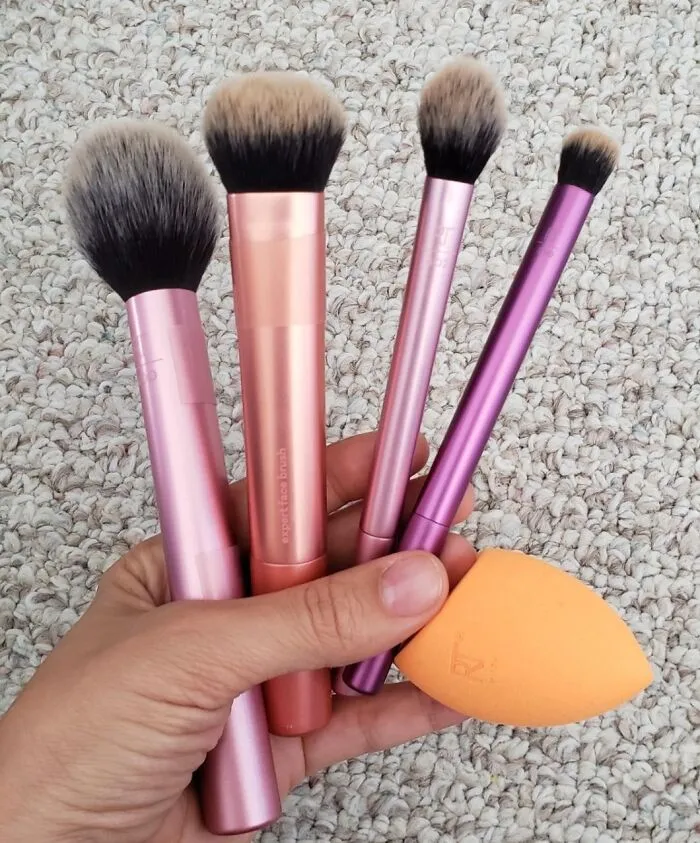 Why Not Gift Her The Paintbrushes Worth Swooning Over? <span Style="Font:inherit;color:#d74b1f;"> Real Techniques Everyday Essentials + Sponge Kit</Span> Is Like The Wingman To Her Makeup's Love Story