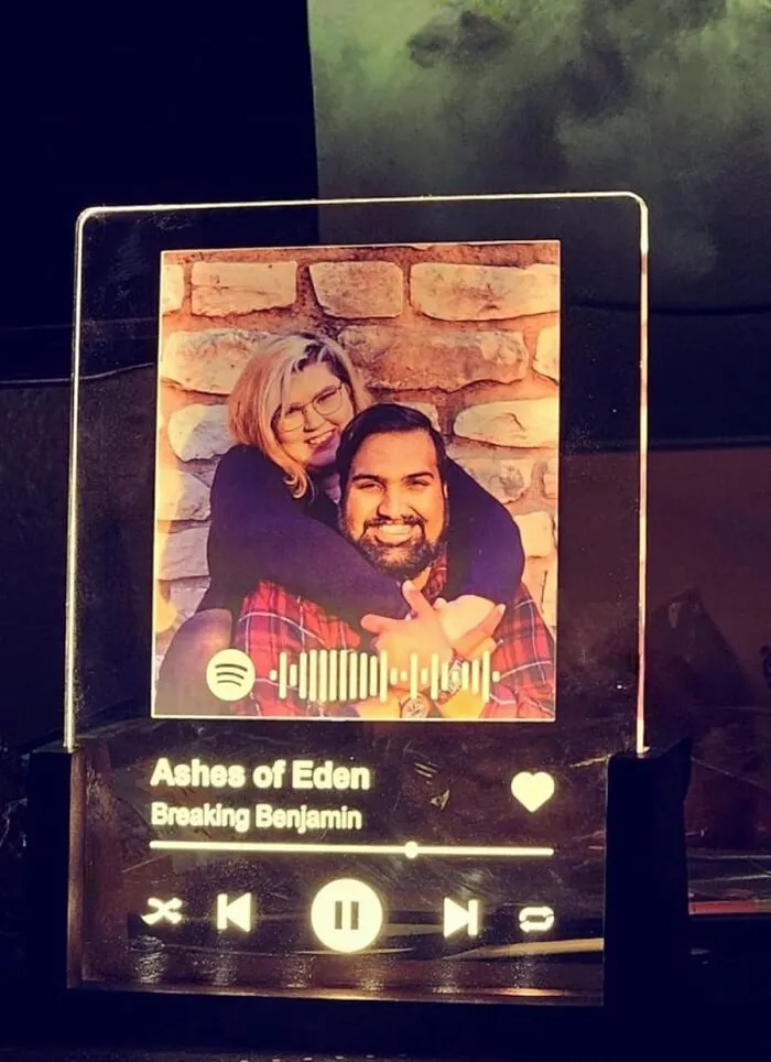 Capture The Soundtrack Of You And Your Boo With This <span Style="Font:inherit;color:#d74b1f;"> Spotify-Inspired Plaque</Span>  That's As Personalized As Your Top Plays—selfies And Sweet Tunes, Yes Please!
