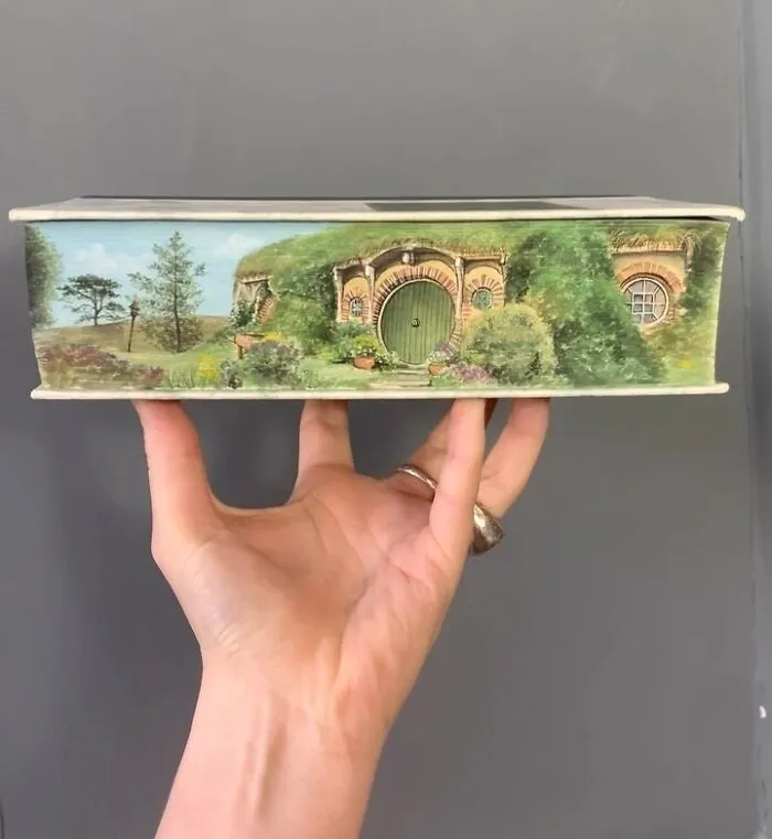 30 Magical Drawings On The Edges Of Popular Books Featuring Famous Scenes Done By This Artist
