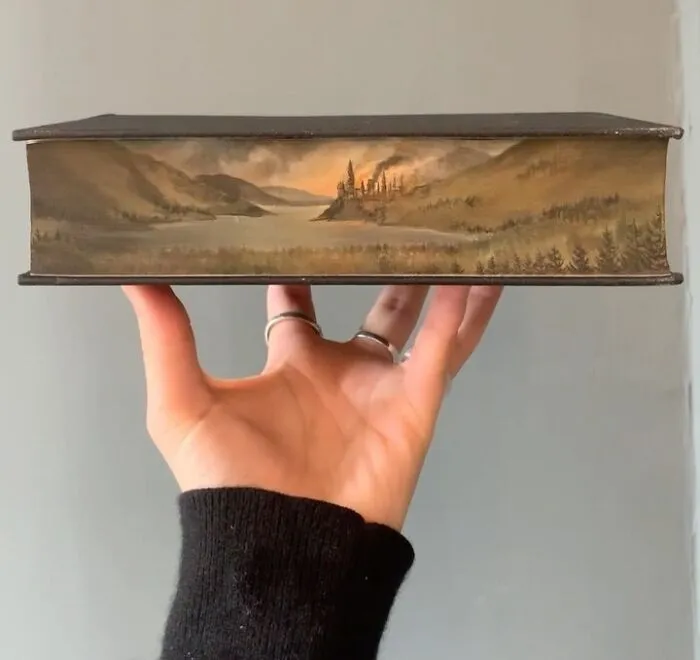 30 Magical Drawings On The Edges Of Popular Books Featuring Famous Scenes Done By This Artist