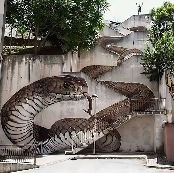 Impressive Snake Mural On A Staircase
