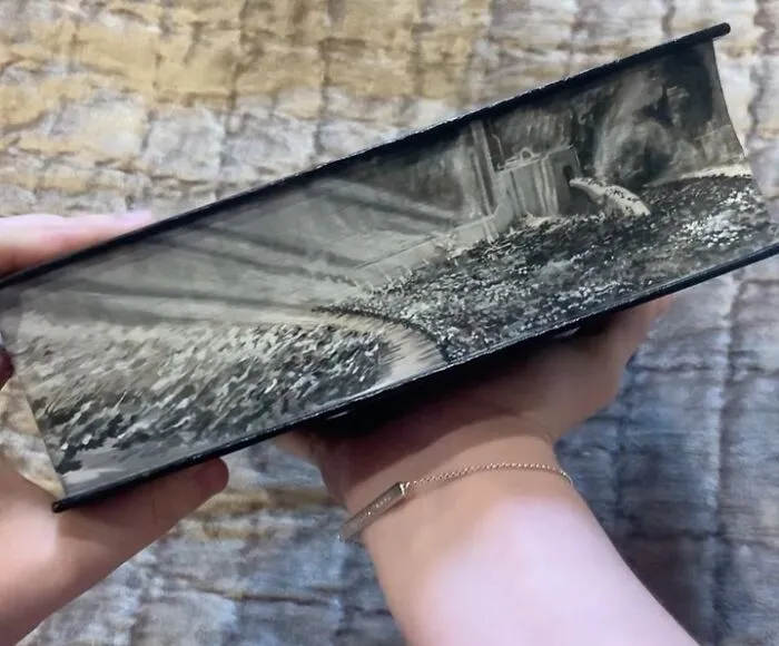 30 Magical Drawings On The Edges Of Popular Books Featuring Famous Scenes Done By This Artist