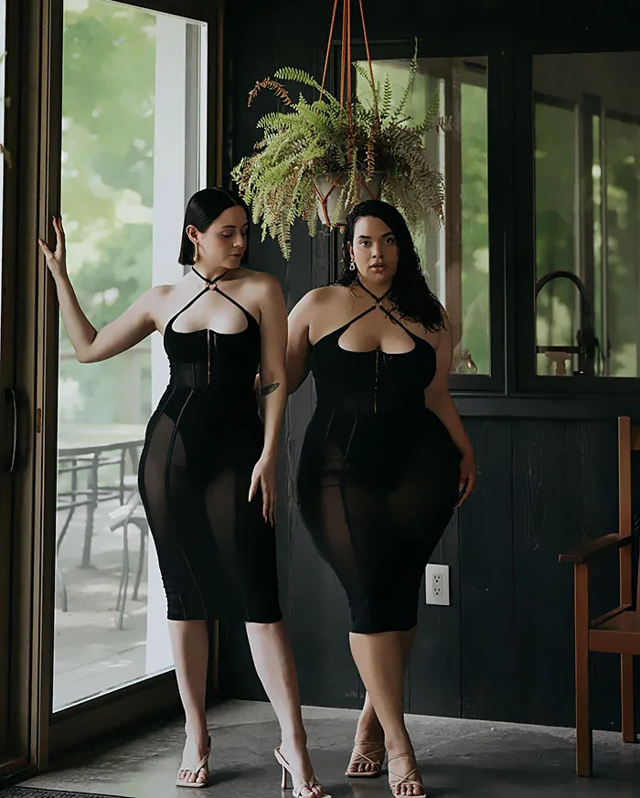 “Style, Not Size”: Two Friends Wear The Same Outfit To Show There Is No “Ideal” Body Type (38 New Pics)