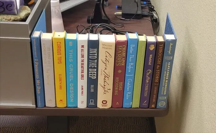Cómo ocultar la maraña de cables con estos "libros" tan decorativos