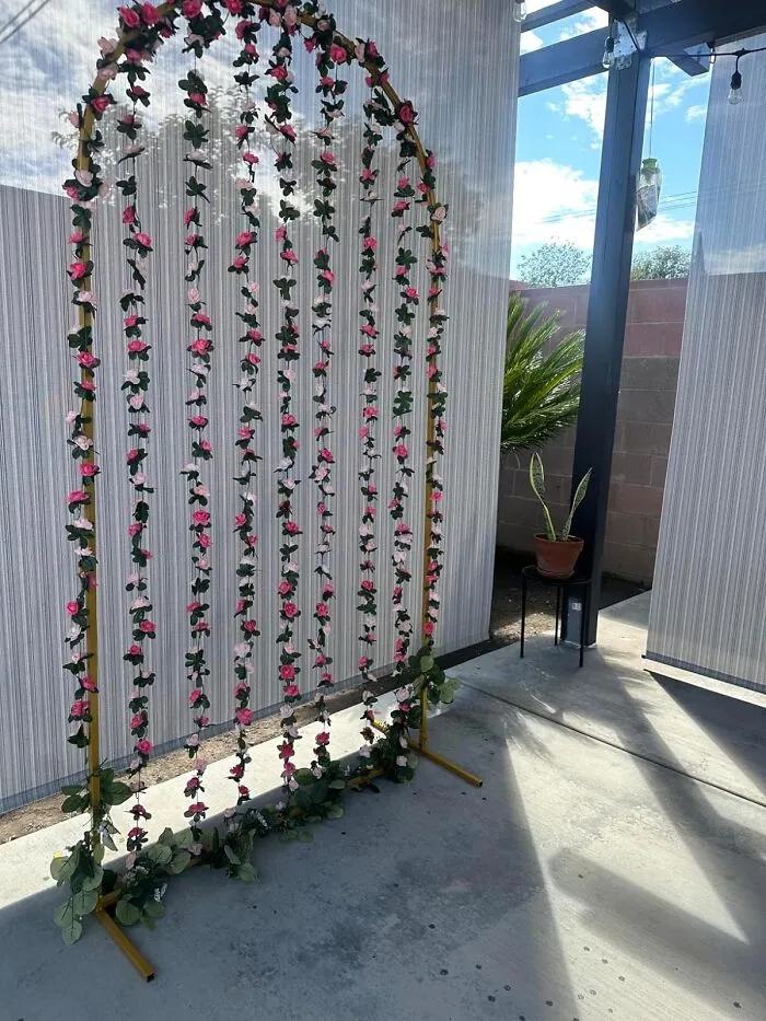 Deck Out Your G-Day Bash With These <span Style="Font:inherit;color:#d74b1f;"> Artificial Rose Vine Flowers With Green Leaves</Span> And Watch Your Space Turn Into An Insta-Worthy Floral Fantasy