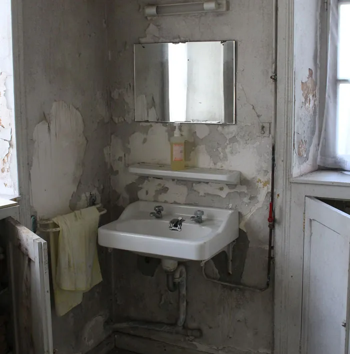"What Is A Red Flag To See In Someone's Home?": 30 Honest Answers