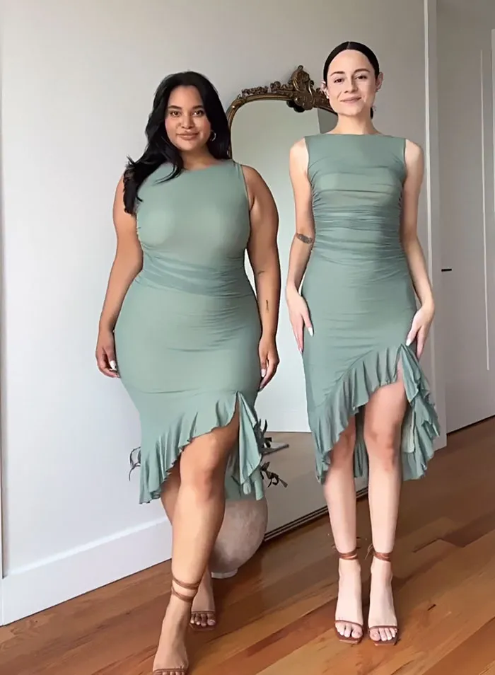 “Style, Not Size”: Two Friends Wear The Same Outfit To Show There Is No “Ideal” Body Type (38 New Pics)