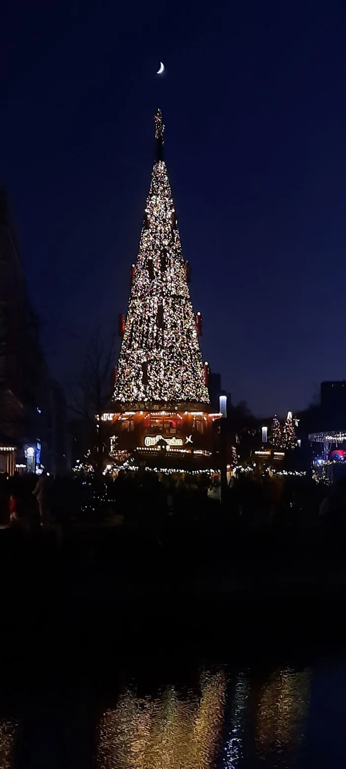 Experience Christmas Season In Düsseldorf After Sunset