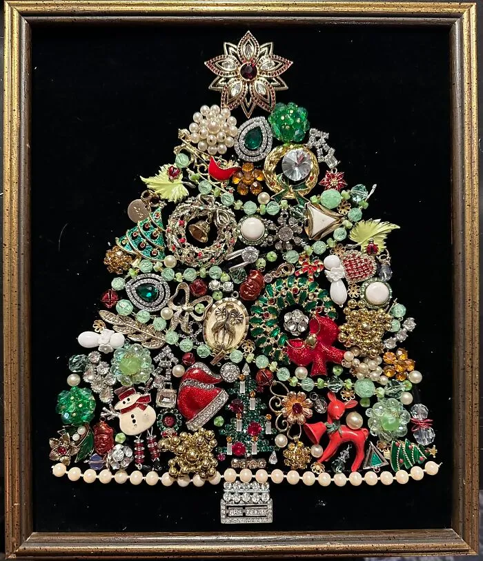 Thank You All For The Lovely Comments On My Previous Post About The Thrifted, Donated, And Inherited Jewelry Trees I Made For My Mum And Sisters. I Had One More Tree I Was Working On But Needed A Frame And Found This Sweet Antique Frame At Arc In Broomfield, Co For $1.50! This Is The Fifth Vintage Jewelry Tree For My Eldest Sister 🥰❤️🎄