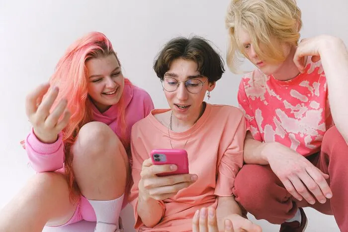 34 Of ‘The Kids Today’ Criticisms That Are Actually Very Accurate, As Shared Online