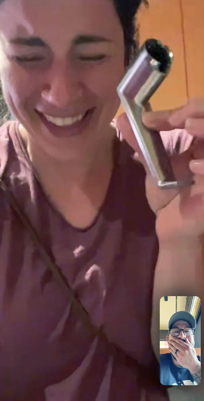 My Girlfriend Just FaceTimed Me From Inside The Restaurant Bathroom