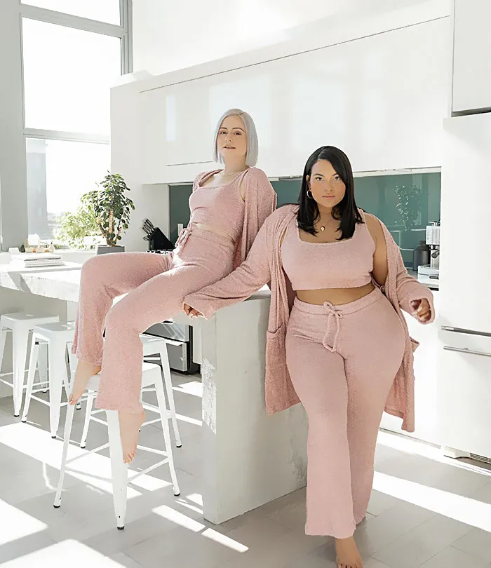 “Style, Not Size”: Two Friends Wear The Same Outfit To Show There Is No “Ideal” Body Type (38 New Pics)
