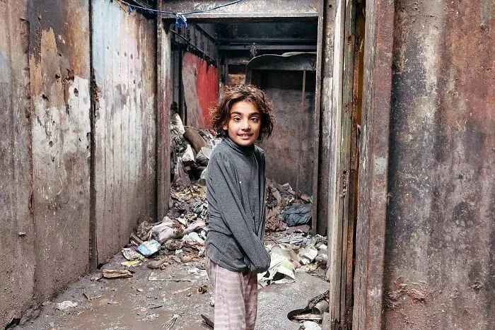 “The Roma Princesses”: This Photographer Documented The Tale Of Hope And Struggle In A Roma Ghetto (20 Pics)