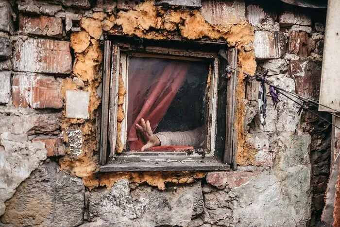 “The Roma Princesses”: This Photographer Documented The Tale Of Hope And Struggle In A Roma Ghetto (20 Pics)