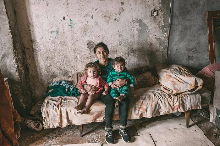 “The Roma Princesses”: This Photographer Documented The Tale Of Hope And Struggle In A Roma Ghetto (20 Pics)