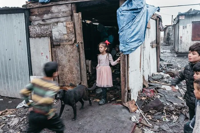 “The Roma Princesses”: This Photographer Documented The Tale Of Hope And Struggle In A Roma Ghetto (20 Pics)