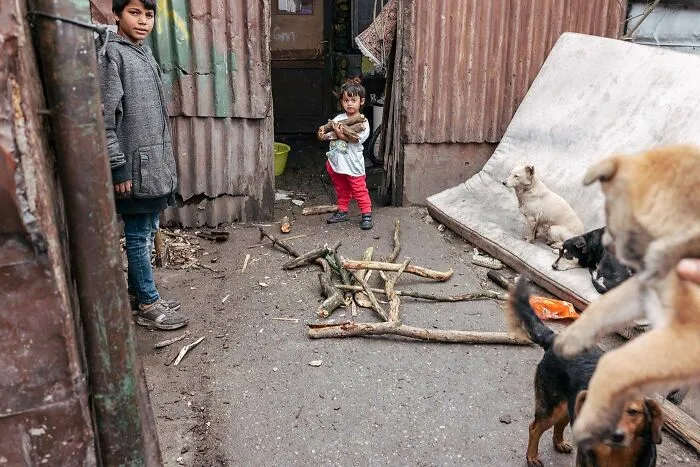 “The Roma Princesses”: This Photographer Documented The Tale Of Hope And Struggle In A Roma Ghetto (20 Pics)