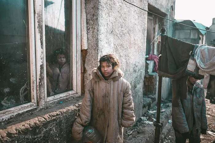 “The Roma Princesses”: This Photographer Documented The Tale Of Hope And Struggle In A Roma Ghetto (20 Pics)
