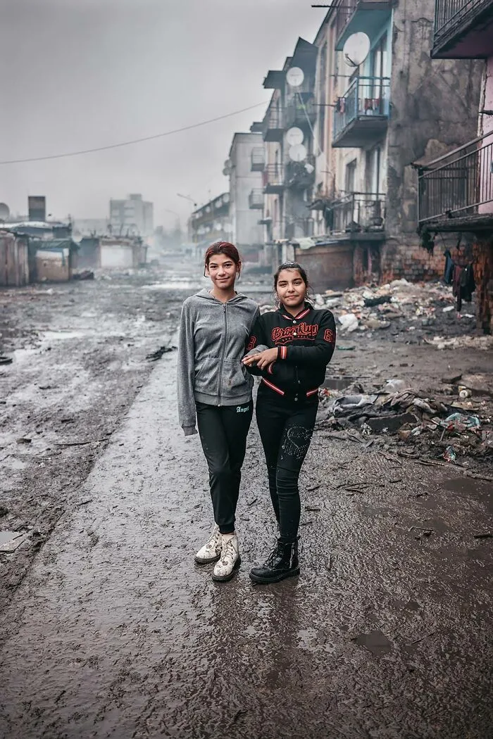 “The Roma Princesses”: This Photographer Documented The Tale Of Hope And Struggle In A Roma Ghetto (20 Pics)