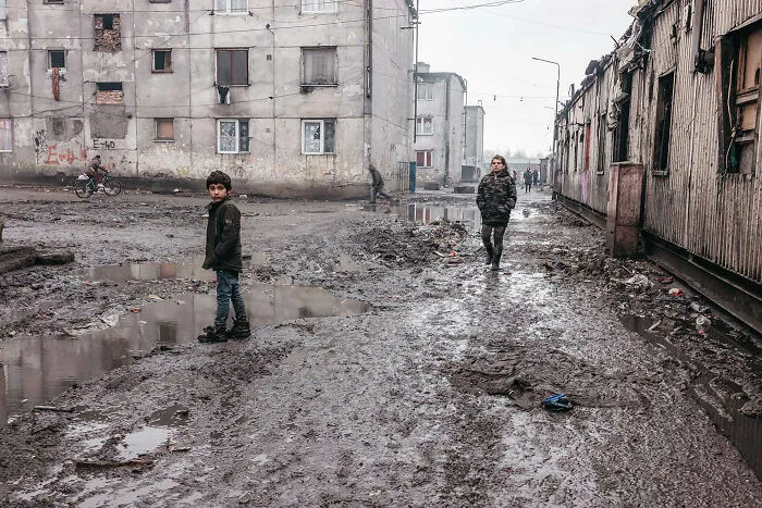 “The Roma Princesses”: This Photographer Documented The Tale Of Hope And Struggle In A Roma Ghetto (20 Pics)