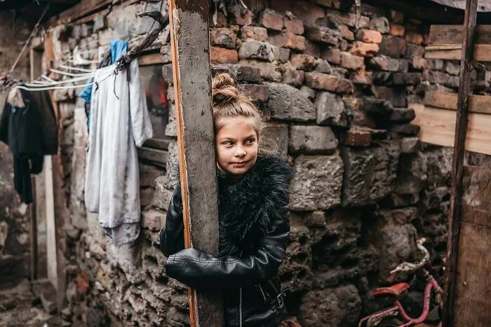 “The Roma Princesses”: This Photographer Documented The Tale Of Hope And Struggle In A Roma Ghetto (20 Pics)