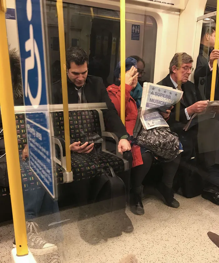 Reflejo extraño que hace que este hombre parezca un fantasma