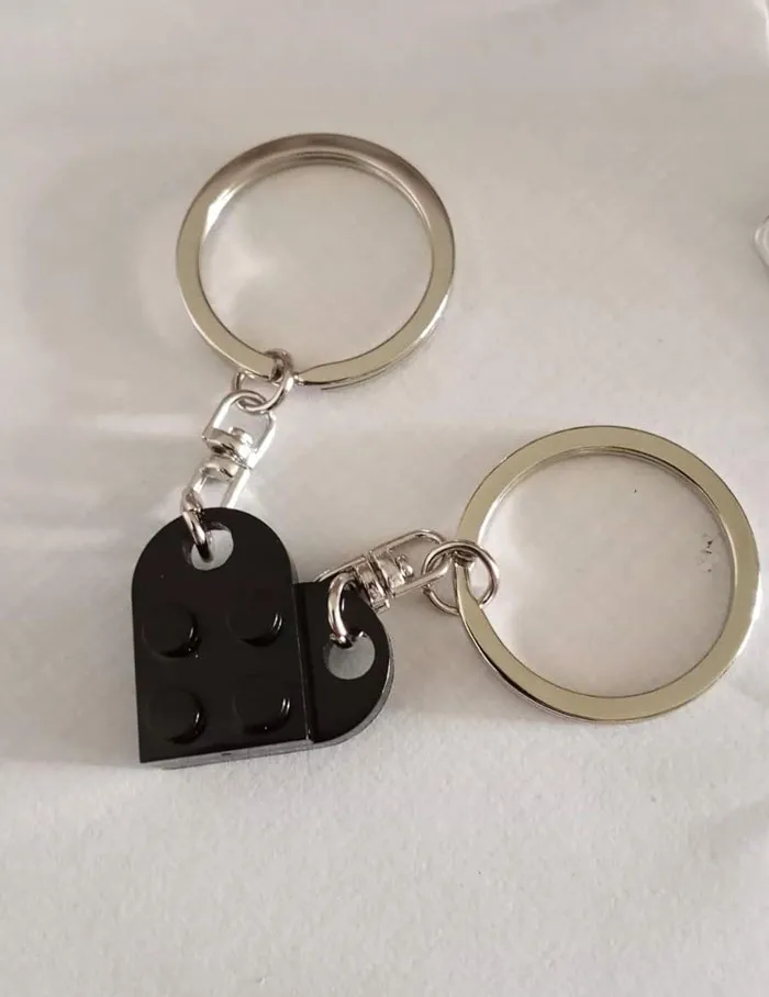 Treat Your Gamer Boyfriend With A Sentimental Touch - <span Style="Font:inherit;color:#d74b1f;"> A Matching Heart Keychain Set</Span>, A Perfect Trinket Of Your Love, Doubling As A Cool Gamer Gadget