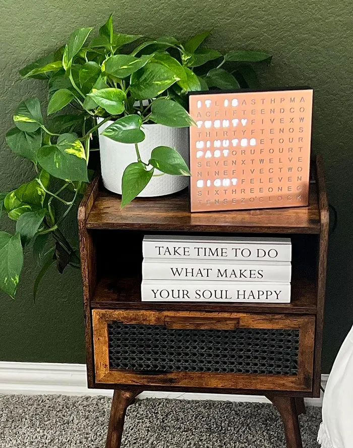 Add A Techy Touch To His Space With This <span Style="Font:inherit;color:#d74b1f;"> Ultra-Sleek, LED Light-Up Word Clock </Span>– A Modern Masterpiece For All Decor Enthusiasts Out There