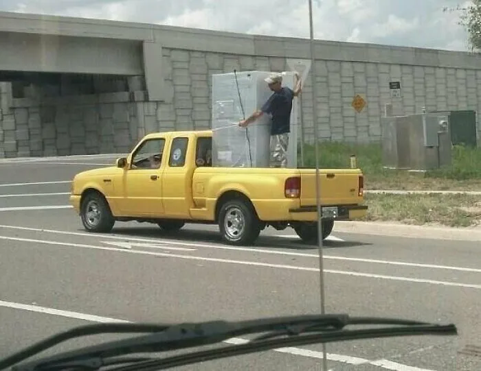 40 Empleados sin muchas luces haciendo pobremente su trabajo