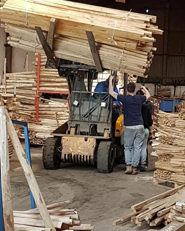 40 Empleados sin muchas luces haciendo pobremente su trabajo