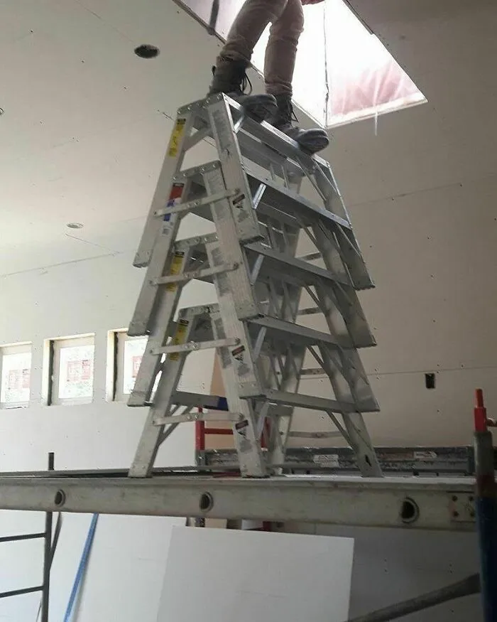 40 Empleados sin muchas luces haciendo pobremente su trabajo