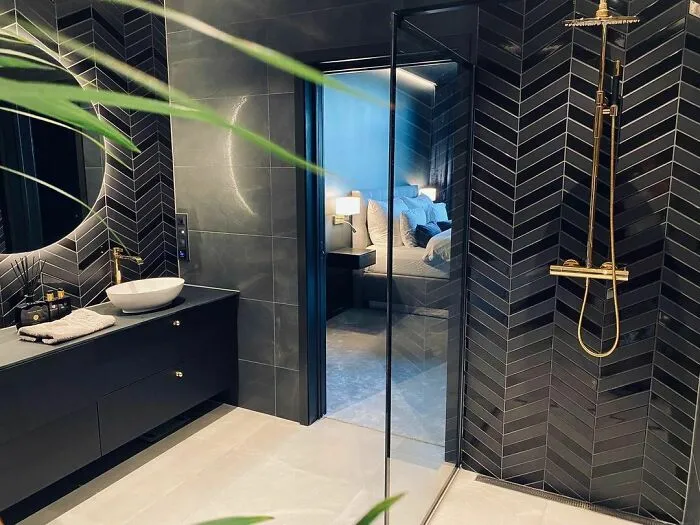 Dark Bathrooms Will Always Be Fashionable