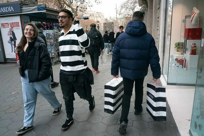 30 Divertidas coincidencias captadas en las calles por este fotógrafo (nuevas fotos)