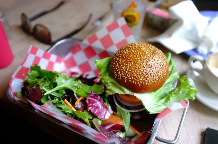 Someone Asks “What’s An Obvious Sign That Someone Is American?” And 30 People Don’t Hold Back