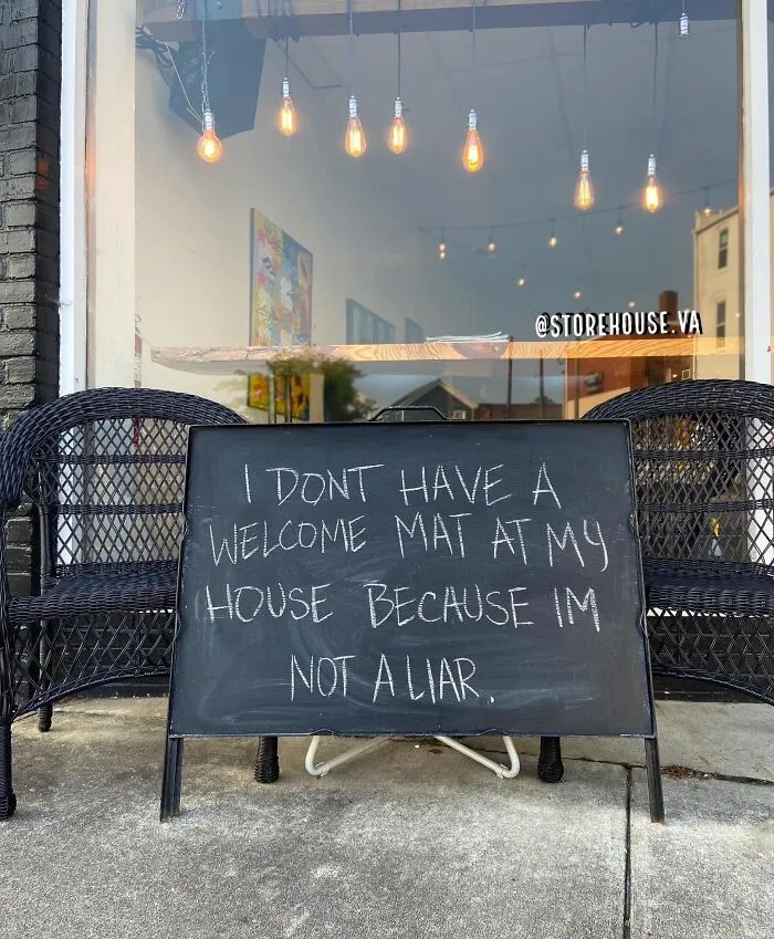 50 Times Signs Had No Right To Be This Funny, As Shared In This Facebook Group