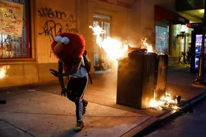 30 Momentos confusos de humanos haciendo cosas de humanos (nuevas fotos)