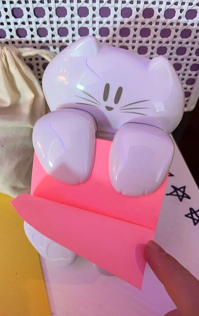  Purr-Fectly Handy Notes At Your Fingertips With The <a Style="Display:inline;" Href="Https://Www.amazon.com/Dp/B00i4hv3ts?ascsubtag=7577480%2c18%2c35%2cd%2c0%2c0%2c0%2c0%3a0%2c0%2c0%2c0%2c0&th=1&linkcode=ll1&tag=bpeagle-20&linkid=858d851ce6ef5adb3a6e1ba7e3ed925c&language=en_us&ref_=as_li_ss_tl" Target="_blank"><span Style="Font: Inherit; Color: #d74b1f;"> Cat Shaped Sticky Note Dispenser</Span>!