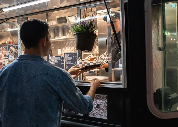 “Everyone Will Hate You”: 35 Restaurant Workers Reveal Dirty Secrets You Might Not Want To Know