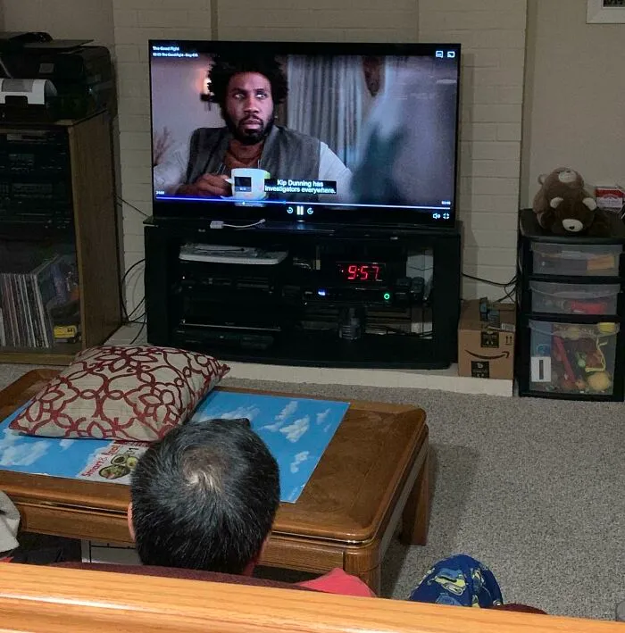 Mis padres viendo una peli sin mover el ratón