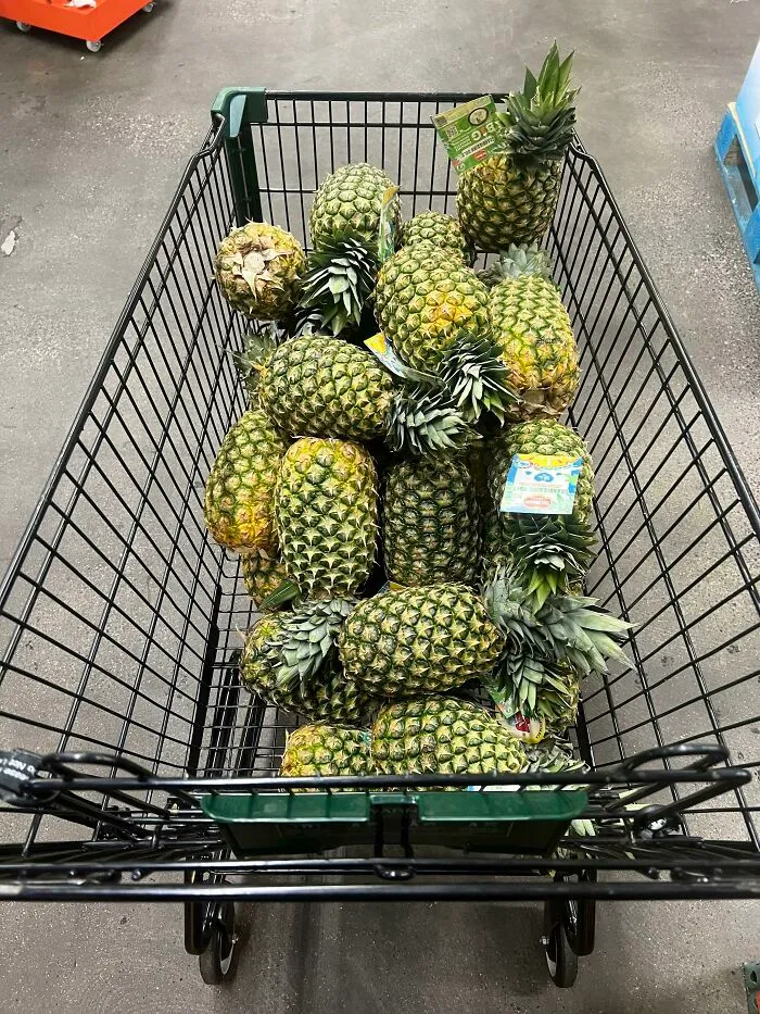 Primer pedido del día: 30 piñas